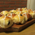 Easter baking part 1: hot cross buns|Cocina de pascua, parte 1: pancitos en cruz