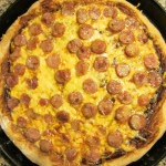 Stout BBQ Pizza (with Sausage and Cheddar)|Pizza BBQ con cerveza negra, salchicha y cheddar