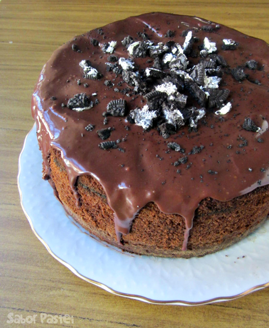 Oreo cheesecake inside a cake